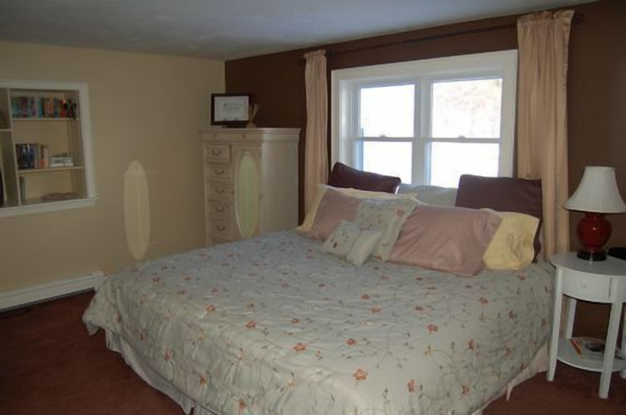 Ossipee Lake Front-Beautiful Views,100 ft Private Sandy beach, with Pontoon boat