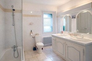 Baignoire, sèche-cheveux, savon, papier toilette