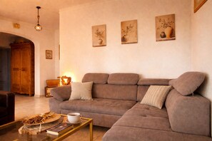 TV, DVD player, books, stereo - Country Cottage / Gite - Cabannes (Cabannes)