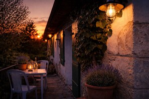 Outdoor dining - Country Cottage / Gite - Cabannes (Cabannes)