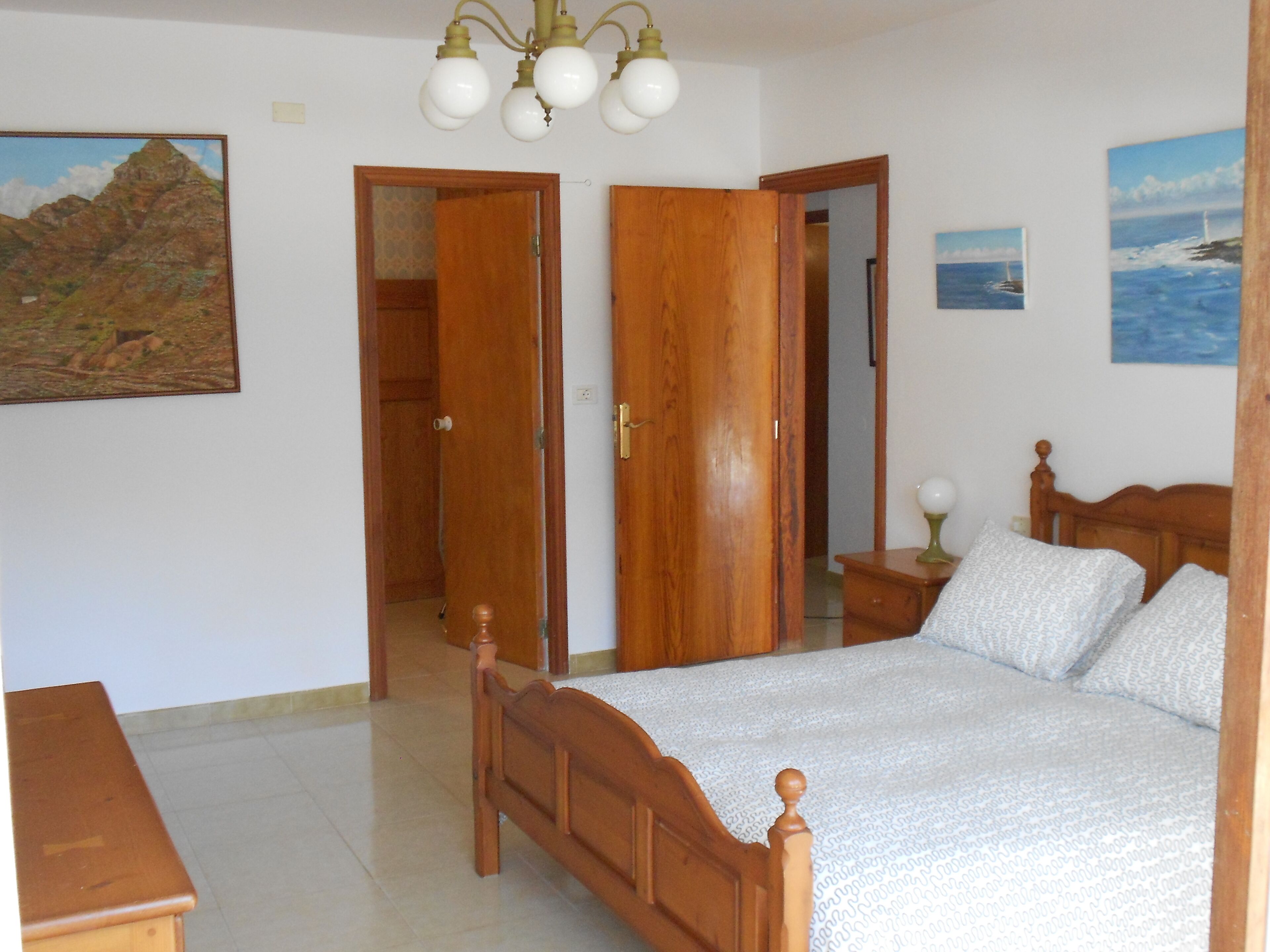 3 slaapkamers, een strijkplank/strijkijzer, gratis wifi, beddengoed