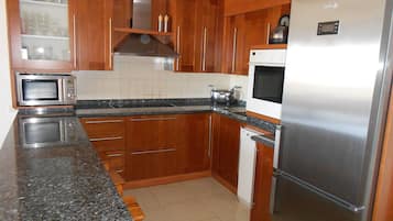 Een koelkast, een microgolfoven, een oven, een kookplaat