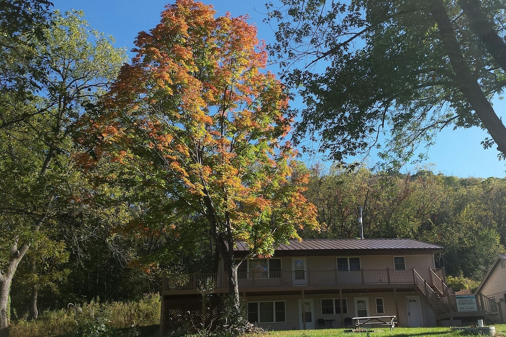 2 Unit Family River Retreat on Pool 9 ( Rates listed for entire Home)