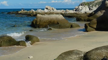 Platja a a prop i tovalloles de platja