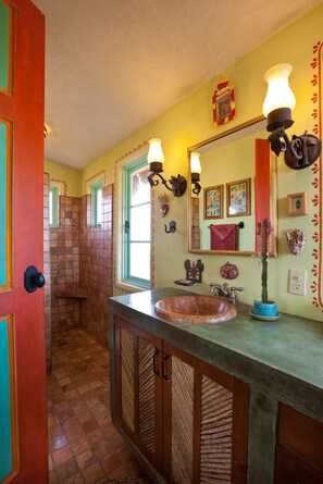 Shower, towels, soap, toilet paper - Vista Suite at El Encanto- Views, Privacy, Close to Beach (Cabo Pulmo)