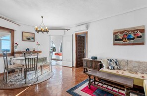 Una televisión, una chimenea, libros, un reproductor estéreo