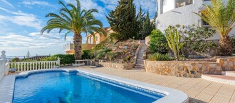 Traditioneel Spaans huis met zwembad en in de buurt van de kust.