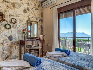 3 bedrooms, in-room safe, iron/ironing board, free WiFi