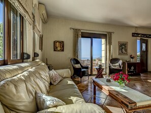 Smart TV, fireplace, DVD player, books