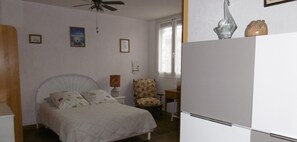 1 chambre, coffres-forts dans les chambres, fer et planche Ă repasser