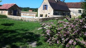 A stone house with a red-tiled roof, a small attached shed, and a stone wall. - La Boissière: Peaceful vacations in Périgord Noir (Saint Chamassy)