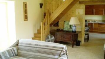 Peis, bøker og stereoanlegg