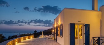 Syros: VILLA ANNITA, BY  THE AEGIAN SEA WITH EXTRAORDINARY VIEW