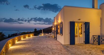 Syros: VILLA ANNITA, A PROXIMITE DE LA MER AVEC VUE EXTRAORDINAIRE