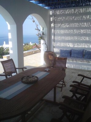 Outdoor dining - Syros: VILLA ANNITA, BY  THE AEGIAN SEA WITH EXTRAORDINARY VIEW (Syros)
