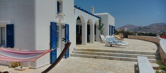 Syros: VILLA ANNITA, BY THE AEGIAN SEA WITH EXTRAORDINARY VIEW