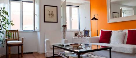 TV, DVD player, livros, aparelho de som