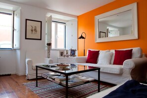 Télévision, lecteur de DVD, livres, chaîne hi-fi