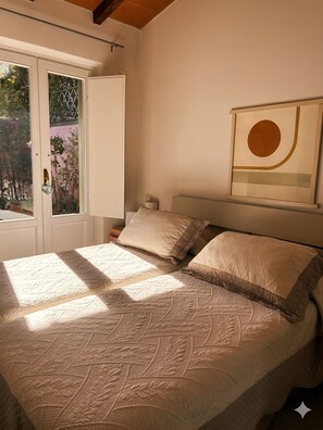 3 bedrooms, in-room safe, iron/ironing board, travel crib