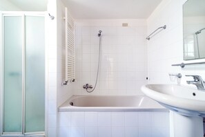 Ducha, secador de pelo, bidé y toallas