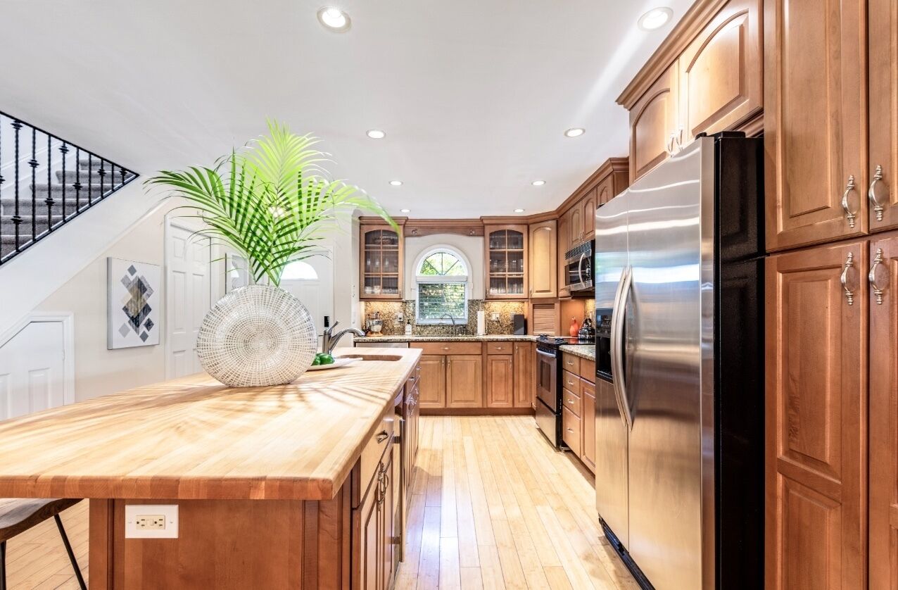 Modern house w/ heated pool, hot tub, large shaded patio, bbq