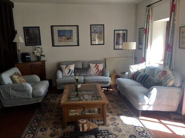 A living room with striped sofas, a glass coffee table, and patterned rugs. - Beautiful cottage with pool , LOIRE VALLEY close to ORLEANS .1 hour from Paris . (Saint-Jean-De-Braye)