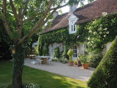 Beautiful cottage with pool , LOIRE VALLEY close to ORLEANS .1 hour from Paris .