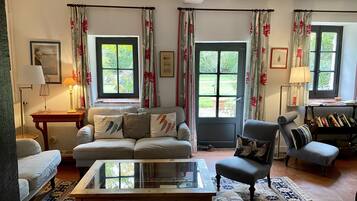 Smart TV, fireplace, DVD player, books