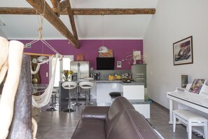 Télévision, livres, chaîne hi-fi