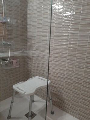 Shower, hair dryer - EMPURIABRAVA: comfortable 6-person apartment + 21m2 terrace (Empuriabrava)