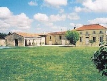 Maison avec vue sur la grange ouverte