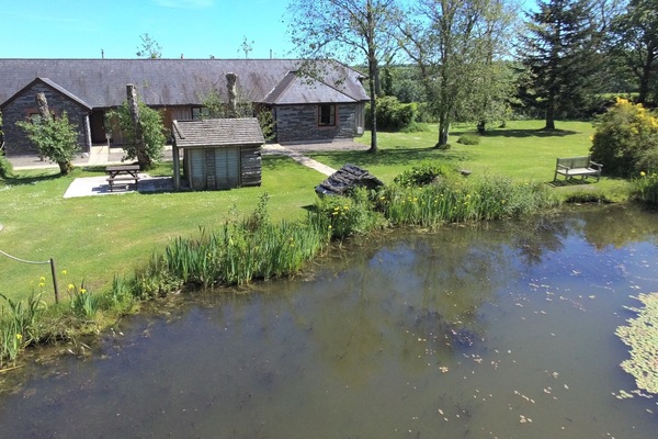 Ash cottage - stunning lakeside setting