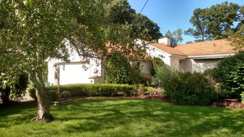 Welcome to Heron Pointe Guest House -- 8 private acres of pure heaven!