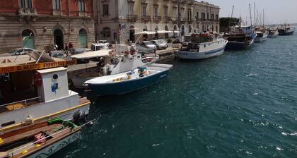 Comfortable, well-furnished, independent house in Ortigia. WiFi air conditioning