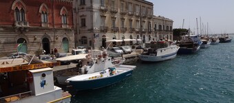 Comfortable, well-furnished, independent house in Ortigia. WiFi air conditioning