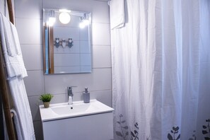 Ducha, secador de pelo y toallas
