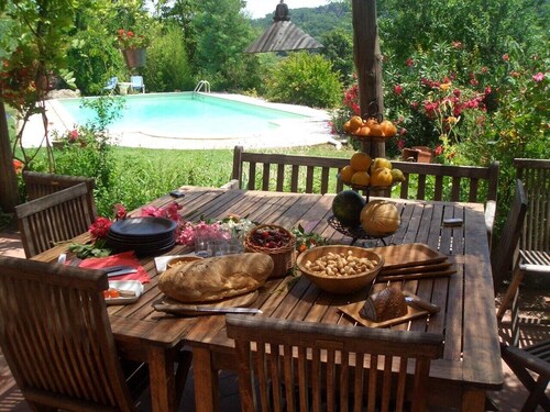 Stunning farm house plenty of peace, green spaces and with swimmingpool