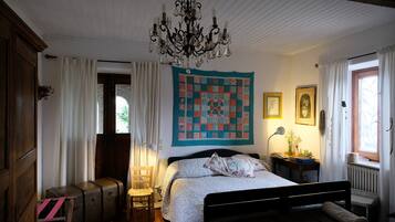 6 bedrooms, iron/ironing board, WiFi, bed sheets