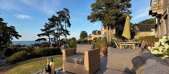 Historisk 1800-tallsbolig mot sjøen omgitt av natur, fantastisk utsikt.