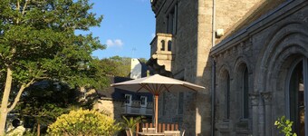 Mansión - Saint cast