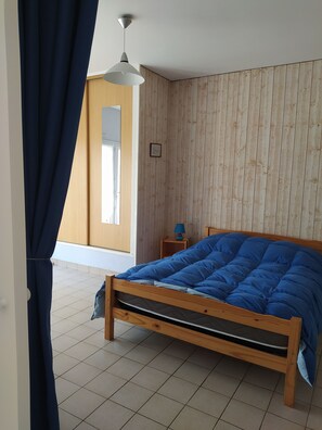 2 bedrooms, iron/ironing board - Damgan: Residential flat (Damgan)