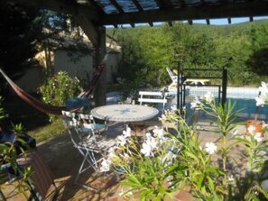 Outdoor dining - Stone house of character in a typical Provencal hamlet (Banon)