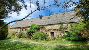 A rustic stone building with ivy-covered walls and a sloped roof. - House with character, rustic style House with garden, weekly rental  (Locoal-Mendon)