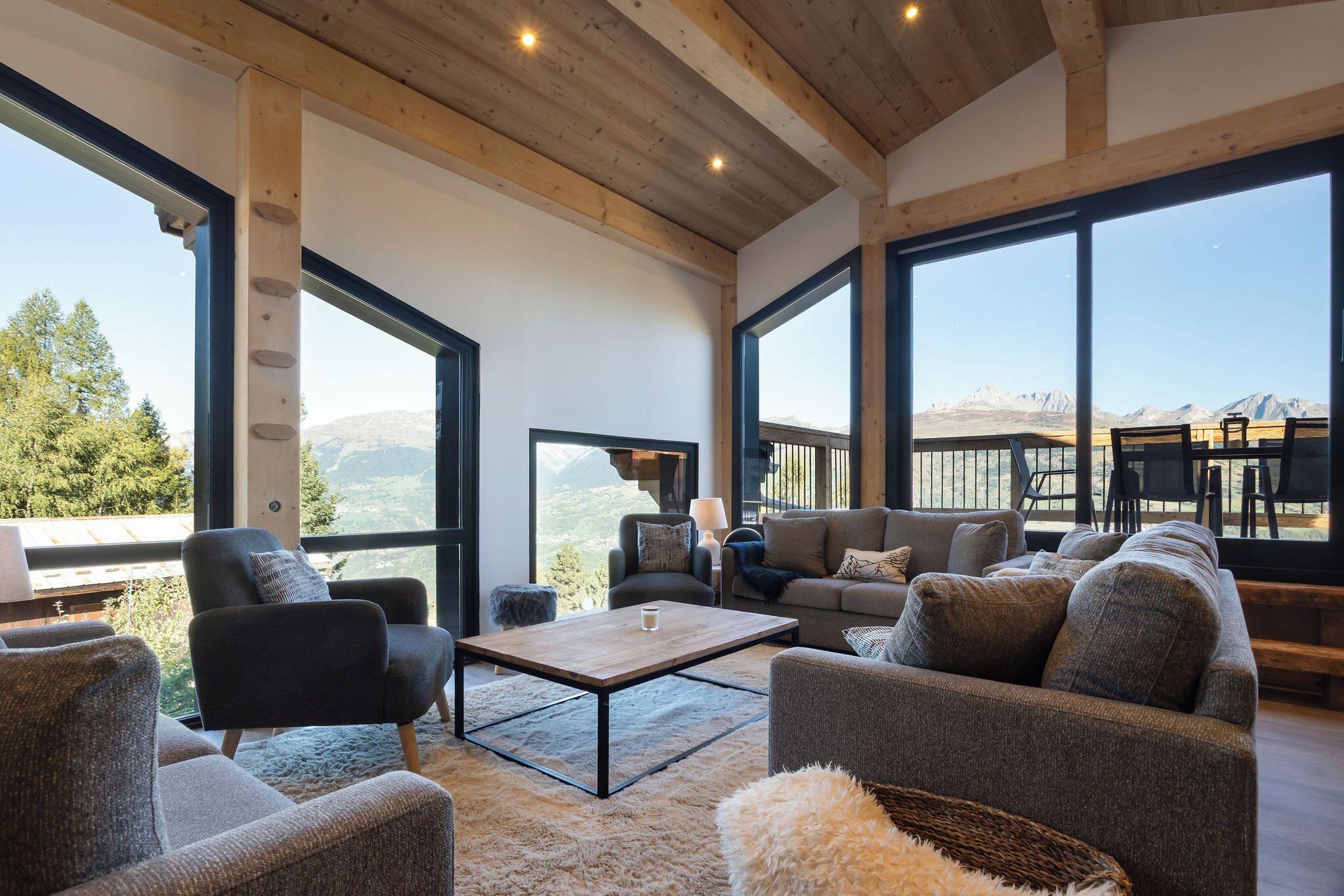 Smart TV, videogiochi, tavolo da calcetto, libri