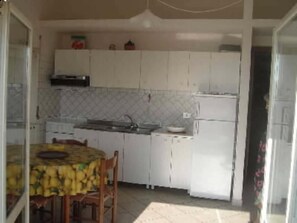 Refrigerador, horno, placa de cocina, cafetera/tetera