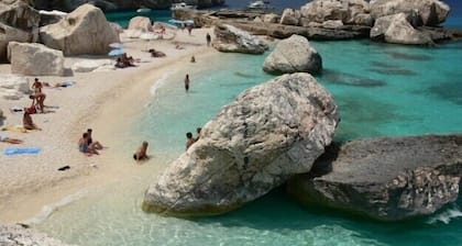 Sardaigne - Cala Gonone (Nuoro) - Mer et montagne - Ă 80 m de la plage.