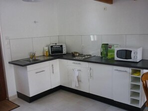 Fridge, microwave, oven, stovetop - Maisonette with large garden (La Rochelle)