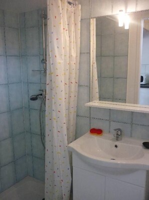 Shower, hair dryer - Maisonette with large garden (La Rochelle)