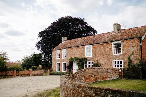 Elms Farmhouse - sleeps 19 guests in 8 bedrooms