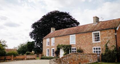 Elms Farmhouse - sleeps 19 guests in 8 bedrooms